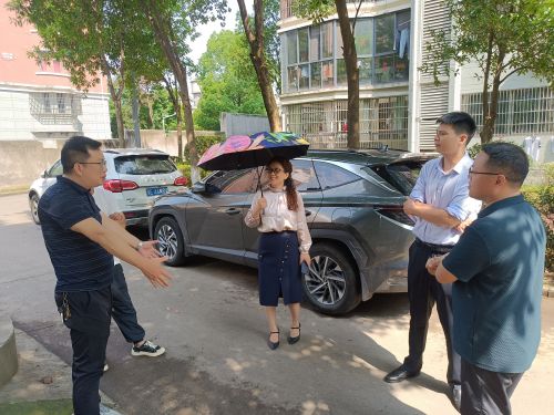 5月23日，市供水公司党组成员禹鹏到小区开展信访接待下基层活动，针对居民反馈的问题现场了解情况，制定下载凯发app的解决方案。.jpg